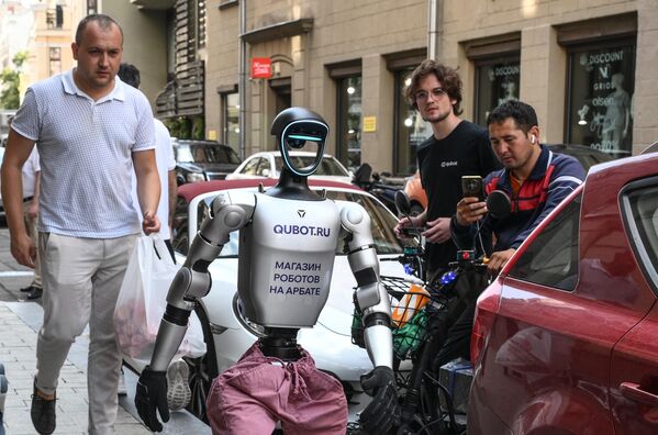 روبوت آخر، واثق من نفسه،  يتجول في الشارع. - سبوتنيك عربي