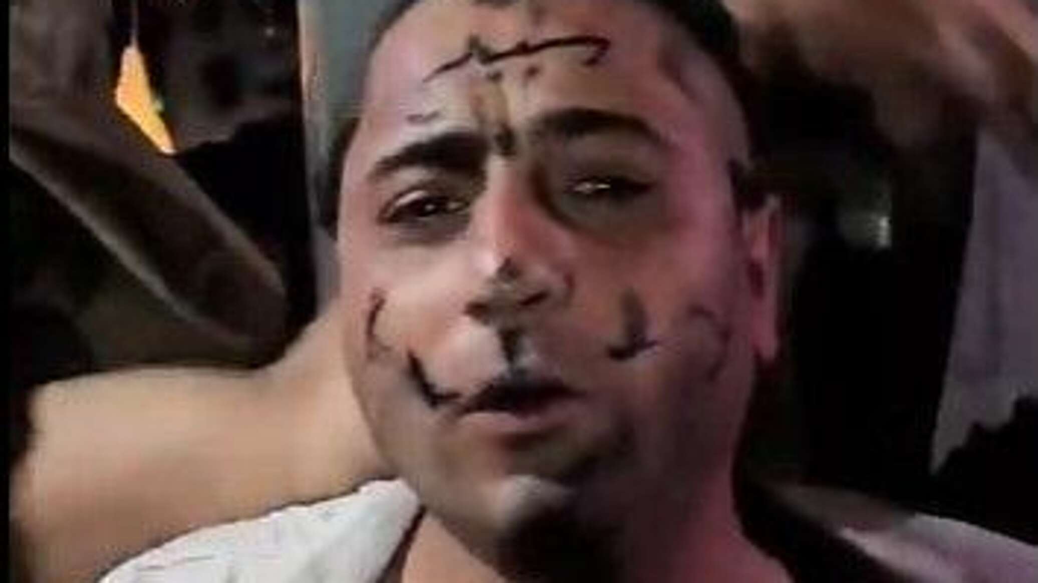 "كتبوا على وجهه"... مشهد صادم للاعتداء على فنان في سوريا... فيديو