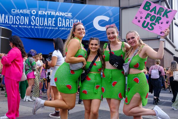 التقط معجبون يرتدون أزياءً متطابقة على شكل بطيخة، تُمثل أغنية "Watermelon Sugar"، صورةً لهم قبل حفل هاري ستايلز "Love On Tour 2022" في ماديسون سكوير غاردن بمدينة نيويورك. - سبوتنيك عربي