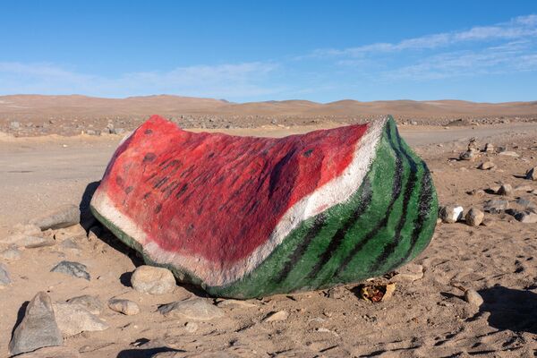 صخرة كبيرة مرسومة على شكل بطيخة على جانب طريق عبر صحراء أتاكاما شمال تشيلي. - سبوتنيك عربي