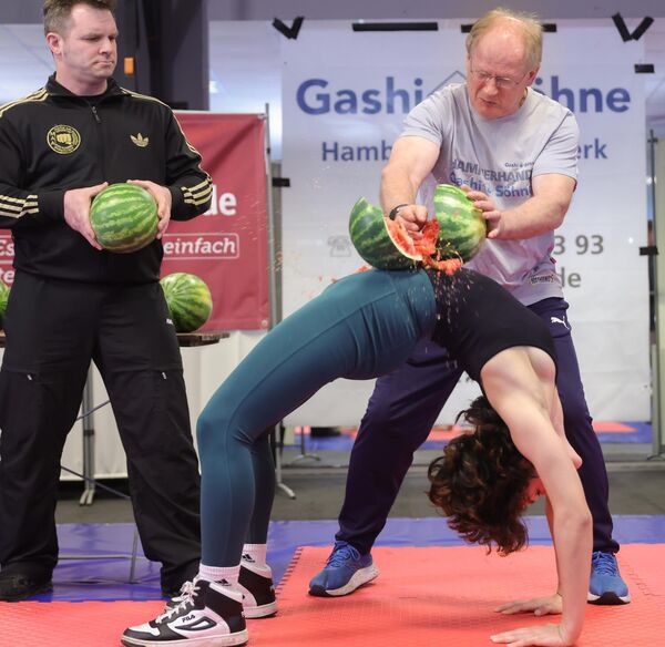 حطم محمد كهرمانوفيتش بيده 16 بطيخة في دقيقة واحدة على بطن لوكريزيا ألبانيز في معهد التسجيلات الألماني، محققًا رقما قياسيا عالميا. - سبوتنيك عربي