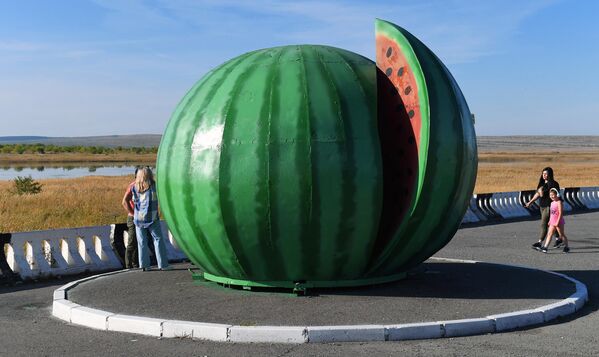 سياح بالقرب من النصب التذكاري لبطيخ خاكاس في محيط مدينة سايانوغورسك في جمهورية خاكاسيا. - سبوتنيك عربي