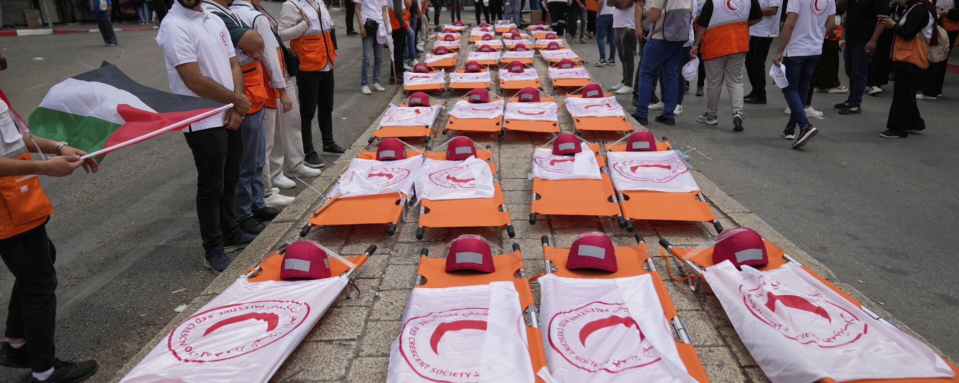 جنازة رمزية لـ 48 من أعضاء جمعية الهلال الأحمر الفلسطيني الذين فقدوا أرواحهم أثناء تأدية واجبهم الإنساني خلال الحرب الإسرائيلية في غزة 12 مايو 2025  - سبوتنيك عربي, 1920, 03.08.2025