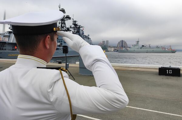 حفل افتتاح المناورات الروسية الصينية المشتركة &quot;التفاعل البحري - 2025&quot; في فلاديفوستوك. في البحر، بالإضافة إلى التدريب على مهام مكافحة الغواصات والدفاع الجوي، وإجراء رمايات مدفعية مشتركة في إحدى ساحات التدريب القتالي لأسطول المحيط الهادئ. ستقود السفينة الكبيرة المضادة للغواصات &quot;أدميرال تريبوتس&quot; مفرزة السفن الروسية، بينما تقود المدمرة &quot;شاوشينغ&quot; الصينية مفرزة السفن الصينية. - سبوتنيك عربي