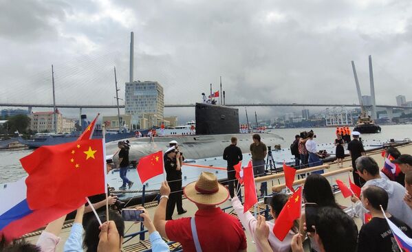 حفل افتتاح المناورات الروسية الصينية المشتركة &quot;التفاعل البحري - 2025&quot; في فلاديفوستوك. في البحر، ستُحسّن سفن البلدين الإجراءات المشتركة في البحث والإنقاذ البحري. - سبوتنيك عربي