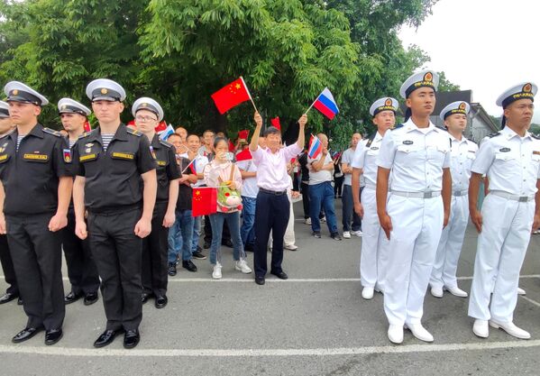 صورة تظهر مجموعة من المشاركين في حفل افتتاح المناورات الروسية الصينية المشتركة &quot;التفاعل البحري - 2025&quot; في فلاديفوستوك. في البحر - سبوتنيك عربي