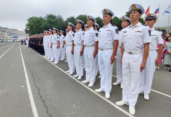 تأهب المشاركون لإحياء حفل افتتاح المناورات الروسية الصينية المشتركة &quot;التفاعل البحري - 2025&quot; في فلاديفوستوك. في البحر. - سبوتنيك عربي