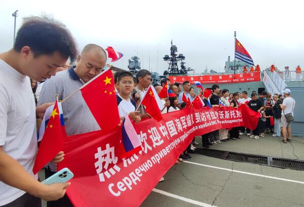 صورة للجالية الصينية في روسي أثناء حفل افتتاح المناورات الروسية الصينية المشتركة &quot;التفاعل البحري - 2025&quot; في فلاديفوستوك. في البحر. - سبوتنيك عربي