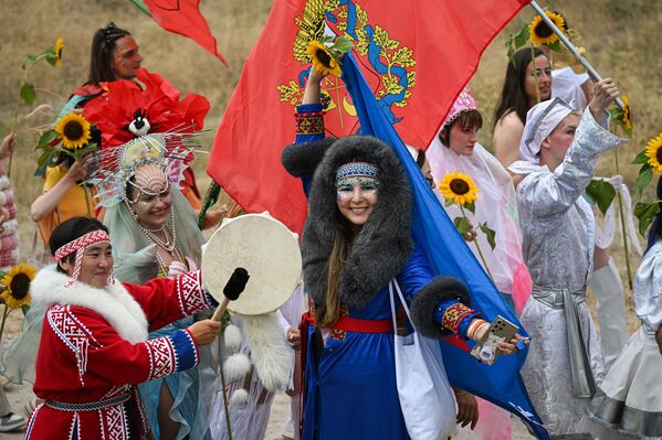 أداء المشاركين في مهرجان الشباب العاملين في الثقافة والفنون "تافريدا. آرت-2025"، في خليج "كابسيل" بجمهورية القرم الروسية - سبوتنيك عربي