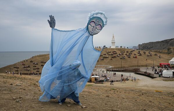 مشاركة في مهرجان الشباب للثقافة والفنون "تافريدا. آرت-2025"، في خليج "كابسيل" في جمهورية القرم الروسية - سبوتنيك عربي