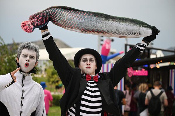 المشاركون في مهرجان الشباب العاملين في مجال الثقافة والفنون "تافريدا. آرت-2025"، في خليج "كابسيل" بجمهورية القرم الروسية - سبوتنيك عربي