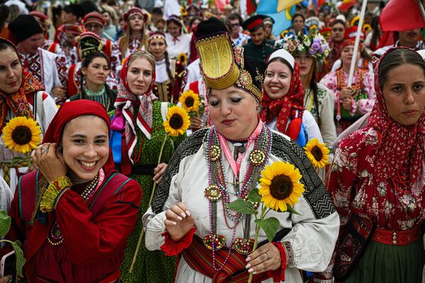 مسيرة للمشاركين في مهرجان الشباب من العاملين في الثقافة والفنون "تافريدا. آرت-2025"، في خليج "كابسيل" بجمهورية القرم الروسية - سبوتنيك عربي
