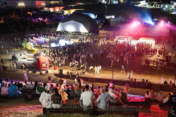 زوار مهرجان الشباب العاملين في الثقافة والفنون "تافريدا. آرت-2025"، في خليج "كابسيل" في جمهورية القرم الروسية - سبوتنيك عربي