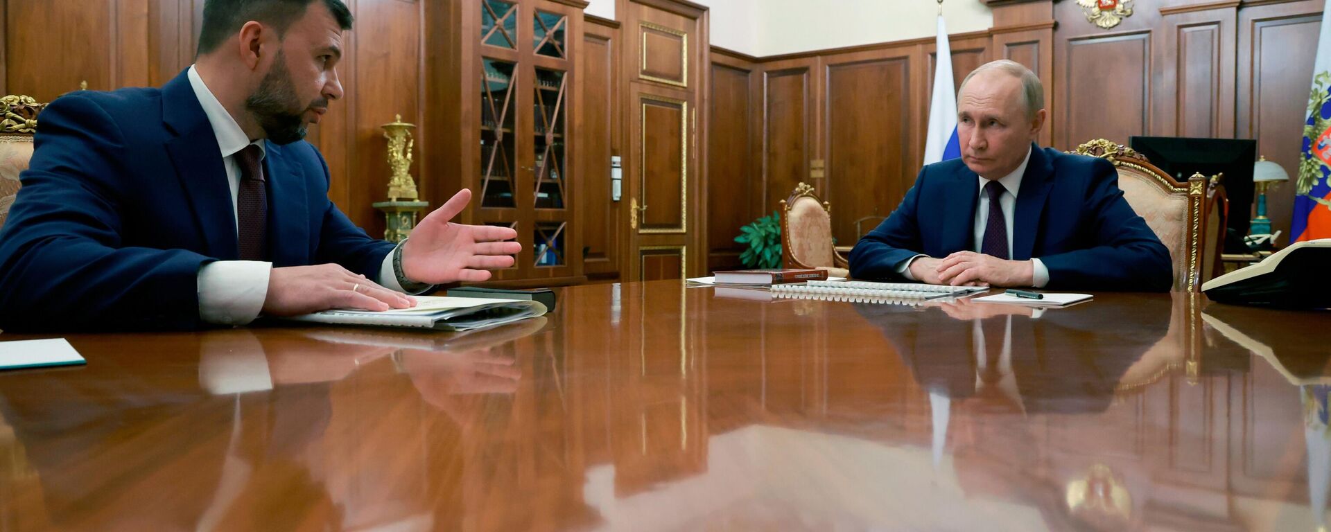 رئيس جمهورية دونيتسك الشعبية دينيس بوشيلين خلال اجتماع في موسكو مع الرئيس الروسي فلاديمير بوتن - سبوتنيك عربي, 1920, 04.08.2025