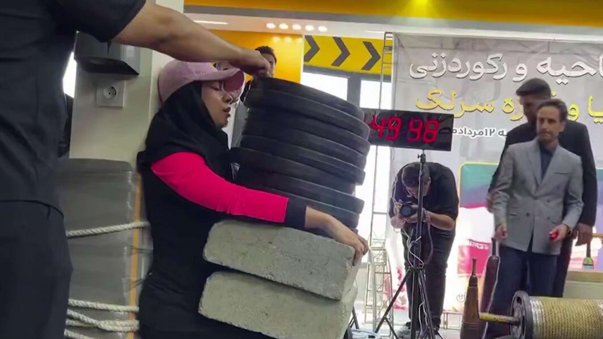 "رفعت 100 كغ بأسنانها".. إيرانية تحقق رقمين قياسيين جديدين في ألعاب القوة.. فيديو