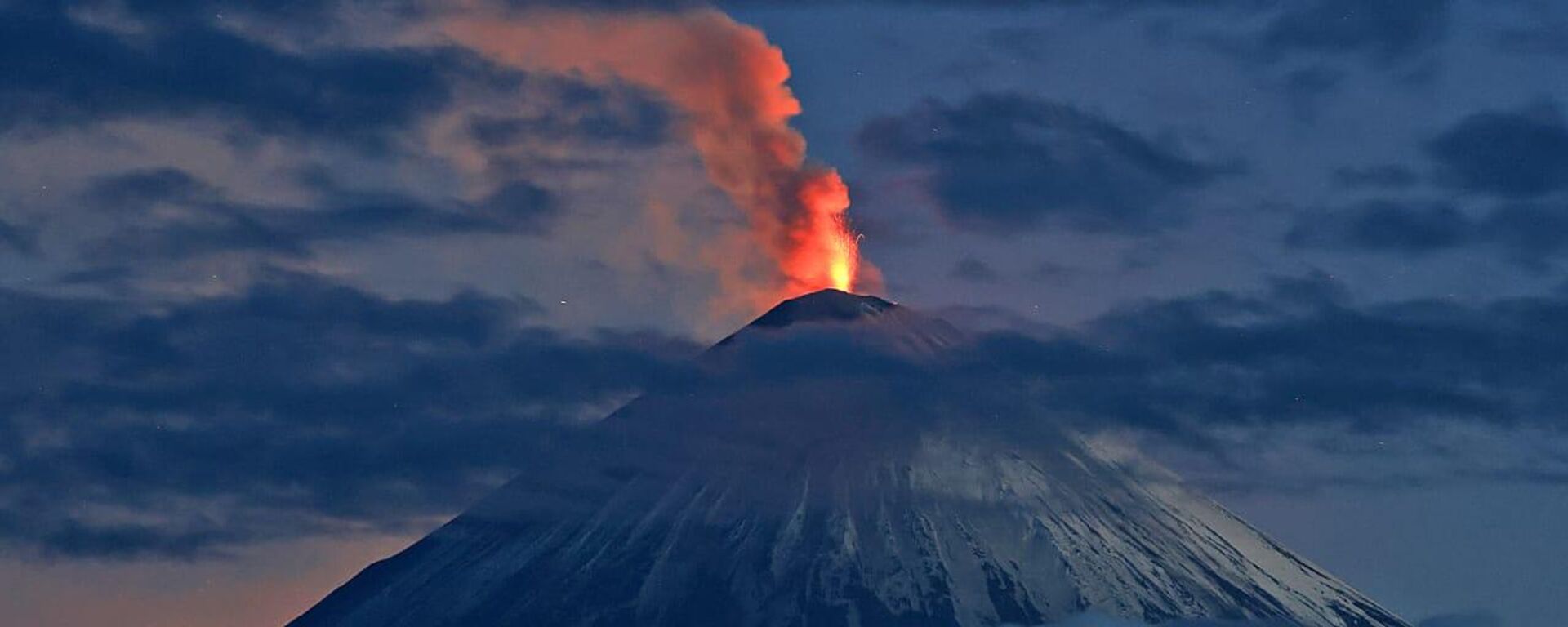 Извержение вулкана Ключевской на Камчатке - سبوتنيك عربي, 1920, 05.08.2025