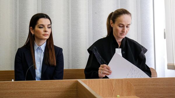 يفغينيا غوتسول، رئيسة إقليم غاغاوزيا الذاتي الحكم في محكمة مقاطعة سيوكانا في كيشيناو مع محاميتها - سبوتنيك عربي