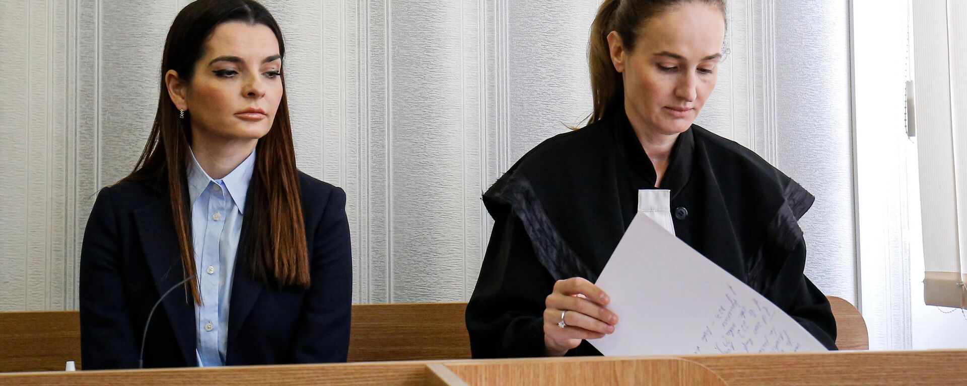 يفغينيا غوتسول، رئيسة إقليم غاغاوزيا الذاتي الحكم في محكمة مقاطعة سيوكانا في كيشيناو مع محاميتها - سبوتنيك عربي, 1920, 07.08.2025