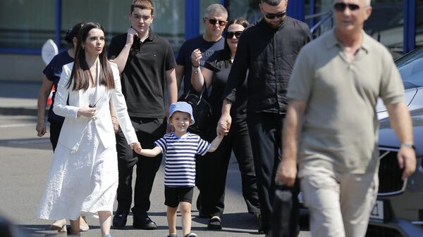 يفغينيا غوتسول رئيسة إقليم غاغاوزيا الذاتي الحكم في مولدوفا مع عائلتها خارج محكمة في كيشيناو - سبوتنيك عربي