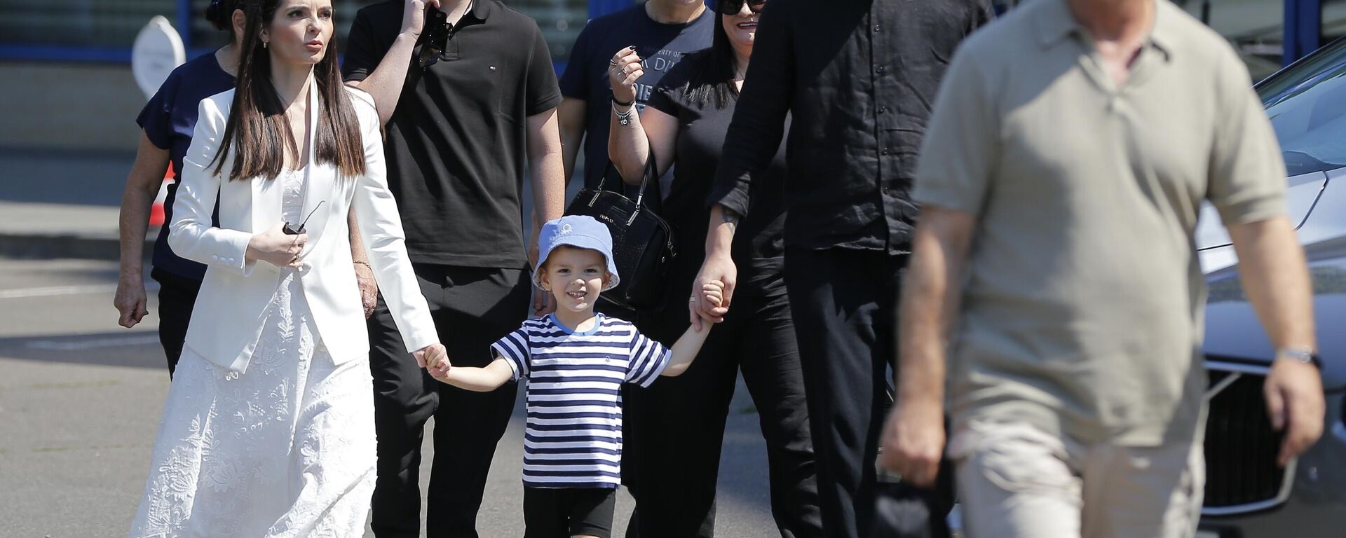 يفغينيا غوتسول رئيسة إقليم غاغاوزيا الذاتي الحكم في مولدوفا مع عائلتها خارج محكمة في كيشيناو - سبوتنيك عربي, 1920, 05.08.2025