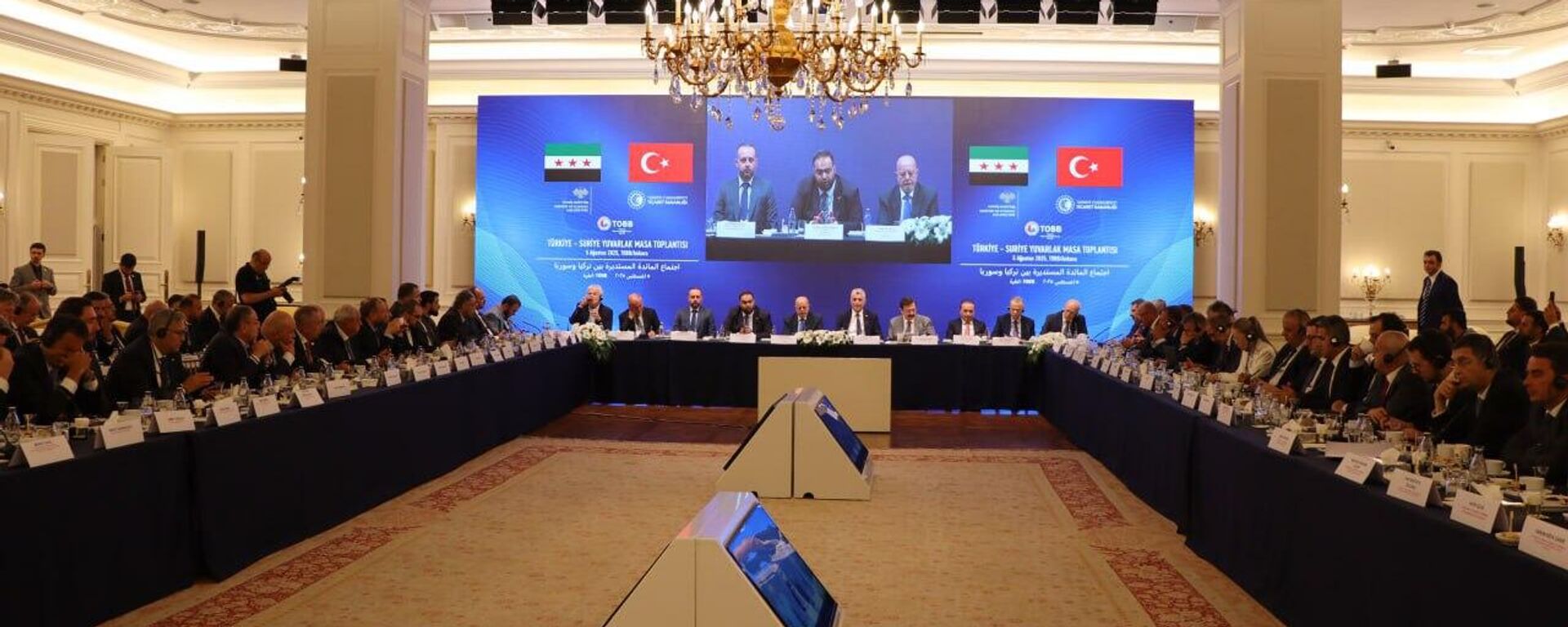 وزير الاقتصاد والصناعة السوري، الدكتور محمد نضال الشعار، ووزير التجارة التركي، عمر بولات، يبحثان مع عدد من رجال الأعمال السوريين والأتراك، سبل دعم الاستثمارات السورية في تركيا، في مقر غرفة الصناعة التركية بأنقرة، 5 أغسطس/ آب 2025 - سبوتنيك عربي, 1920, 05.08.2025