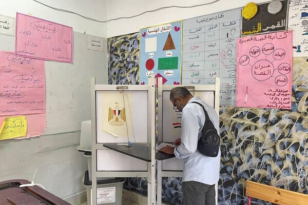 اليوم الثاني من انتخابات مجلس الشورى المصري
اليوم الثاني من انتخابات مجلس الشورى المصري
- سبوتنيك عربي