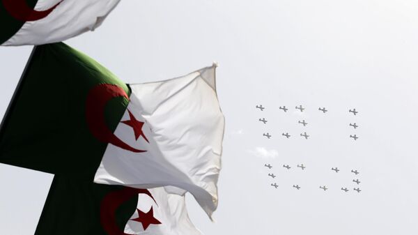 طائرات حربية تحلق خلال عرض عسكري بمناسبة الذكرى الستين لاستقلال الجزائر - سبوتنيك عربي