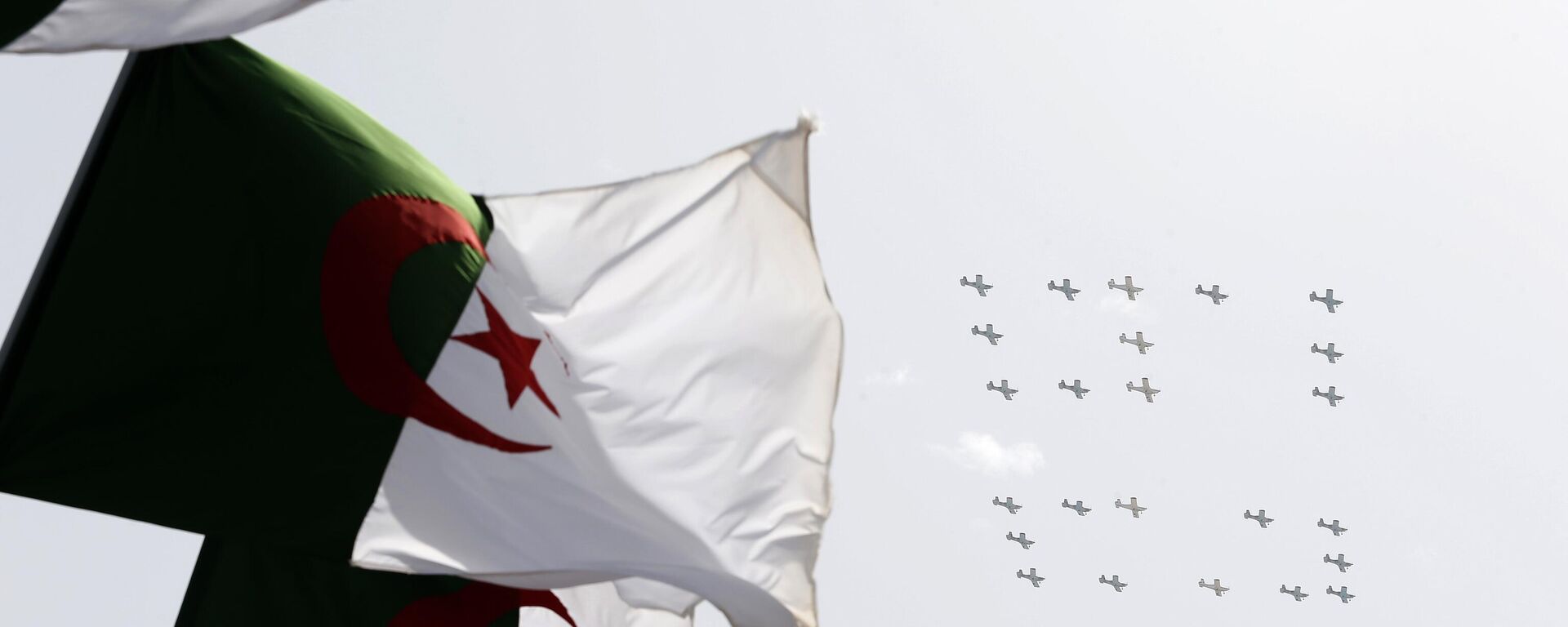 طائرات حربية تحلق خلال عرض عسكري بمناسبة الذكرى الستين لاستقلال الجزائر - سبوتنيك عربي, 1920, 05.08.2025