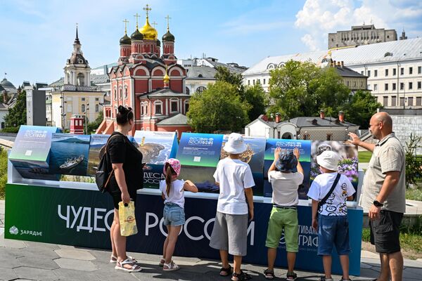 المشاركون في المهرجان عجائب روسيا في حديقة زاريادي في موسكو. - سبوتنيك عربي