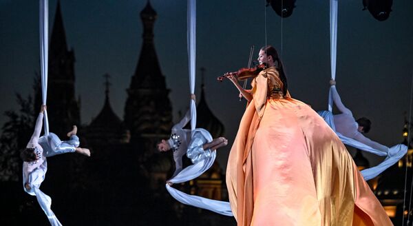 عازفة الكمان إيلينا بوريسوفا، تحيي حفلا موسيقيا في افتتاح مهرجان "أرض المستقبل.. موسكو 2030"، في حديقة "زاريادي"، بالعاصمة موسكو - سبوتنيك عربي