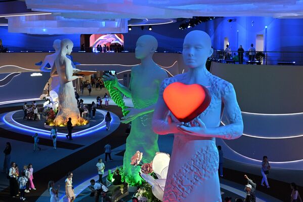 العرض الفكري "التطور اللانهائي بقيم خالدة"، في مجمع "غوستني دفور"، ضمن فعاليات مهرجان "أرض المستقبل.. موسكو 2030" - سبوتنيك عربي