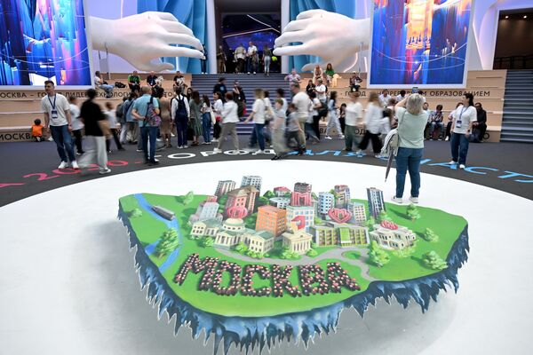 عرض لبرنامج "موي رايون"، المستوحى من النموذج المستقبلي لتنمية المدن، في حديقة "أوكتيابر" بمناسبة الذكرى الـ50 لتأسيسها، ضمن فعاليات مهرجان "أرض المستقبل.. موسكو 2030" - سبوتنيك عربي