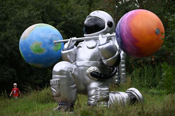 تمثال لرائد فضاء ضمن مهرجان "أرض المستقبل.. موسكو 2030" - سبوتنيك عربي