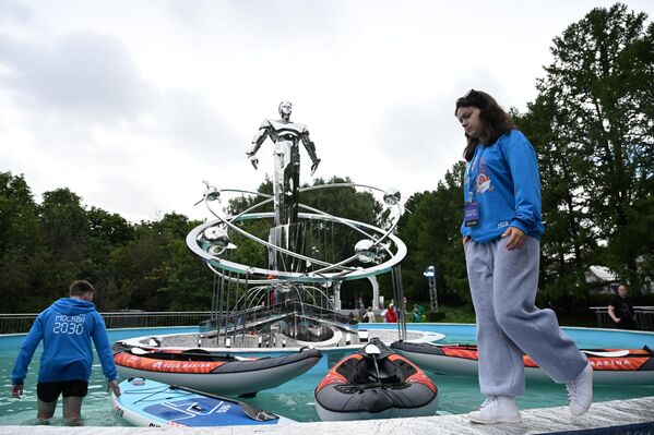 تمثال لرائد الفضاء الروسي يوري غاغارين، ضمن فعاليات برنامج "موي رايون"، المستوحى من النموذج المستقبلي لتنمية المدن، في حديقة "أوكتيابر" بالعاصمة موسكو، بمناسبة الذكرى الـ50 لتأسيسها، ضمن فعاليات مهرجان "أرض المستقبل.. موسكو 2030" - سبوتنيك عربي