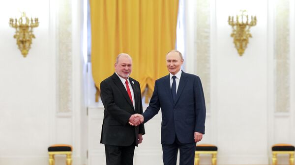 الرئيس الروسي فلاديمير بوتين، مع الملك الماليزي، سلطان إبراهيم إسماعيل - سبوتنيك عربي