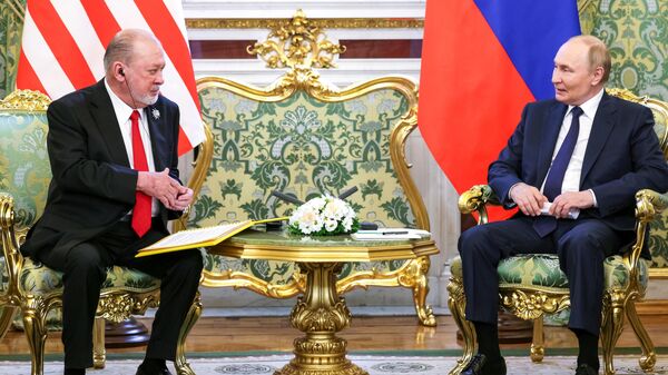 الرئيس الروسي فلاديمير بوتين، والملك الماليزي سلطان إبراهيم إسماعيل - سبوتنيك عربي