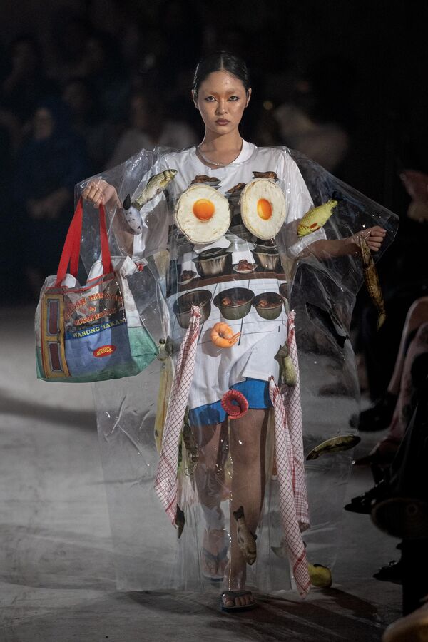 عارضة أزياء تسير على منصة عرض ضمن فعاليات مهرجان جاكرتا للأزياء، في إندونيسيا. - سبوتنيك عربي