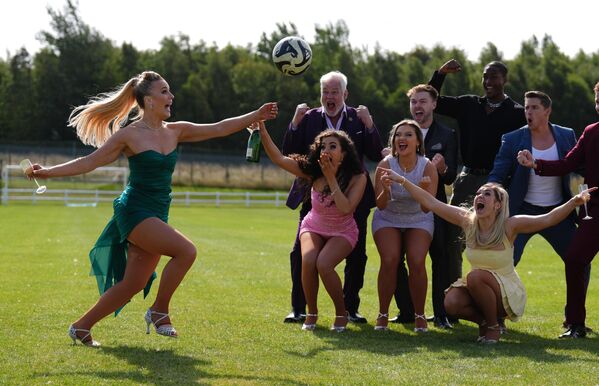 فرقة "زوجات لاعبي كرة القدم" في ملاعب بيفرميل، خلال عرض بمهرجان إدنبرة فرينج، إسكتلندا. - سبوتنيك عربي