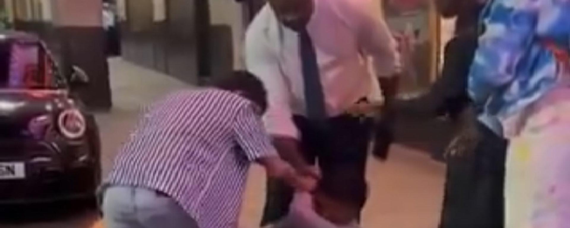 سائح سعودي يتصدى لمحاولة سرقة هاتفه في أحد شوارع العاصمة البريطانية لندن. سائح سعودي يتصدى لمحاولة سرقة هاتفه في أحد شوارع العاصمة البريطانية لندن. - سبوتنيك عربي, 1920, 22.12.2025