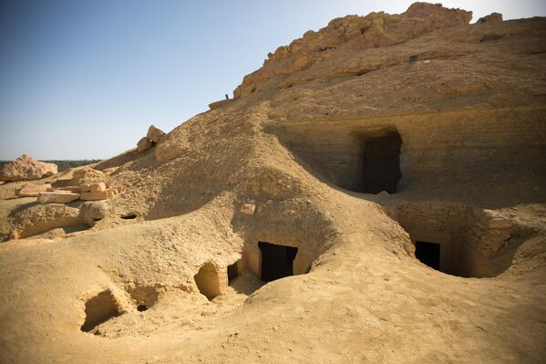 منظر خارجي عام لجبل مخروطي الشكل، مليء بالكهوف والتجاويف الصغيرة التي استخدمت كمقابر بين عامي 664 و525 قبل الميلاد، يجمع في تصميمه بين الفن المصري القديم واليوناني. - سبوتنيك عربي