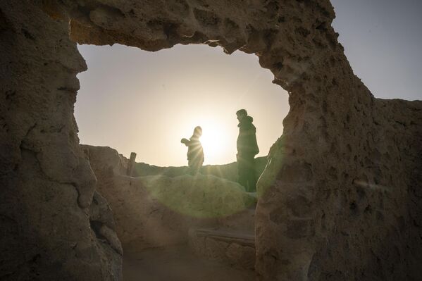 سياح يزورون قلعة سيوة. - سبوتنيك عربي