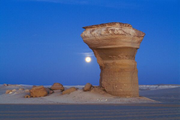 القمر يضيء تشكيلا صخريا بالقرب من واحة سيوة. - سبوتنيك عربي