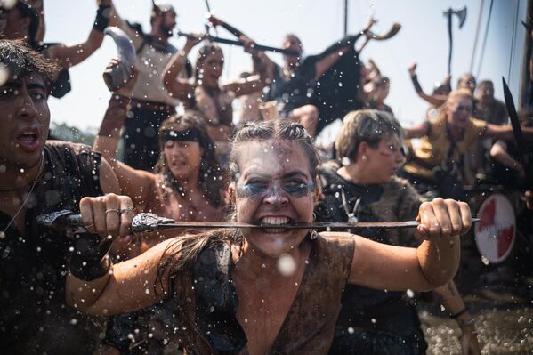 امرأة تؤدي عرضا خلال مهرجان "الفايكنج" على متن سفينة الفايكنج روماريا فايكينجا الخامسة والستين، إسبانيا. - سبوتنيك عربي