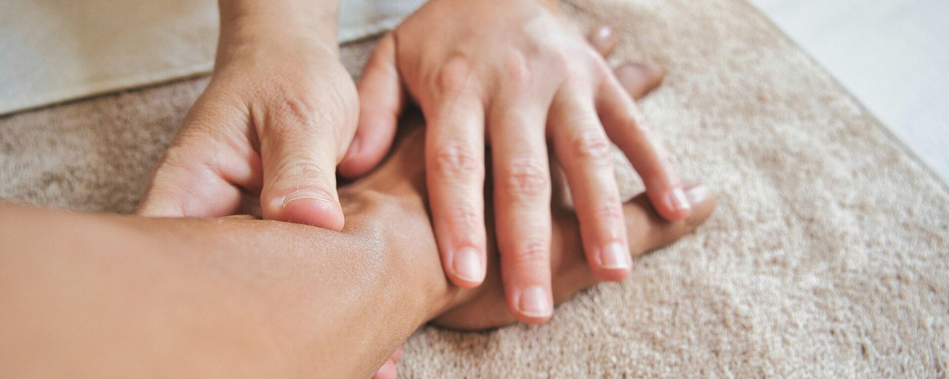 العلاج بالضغط على نقاط الوخز - سبوتنيك عربي, 1920, 08.08.2025