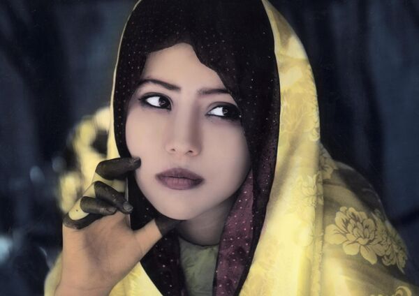 لوحة مرسومة يدويًا لفتاة الطوارق، ليبيا. - سبوتنيك عربي