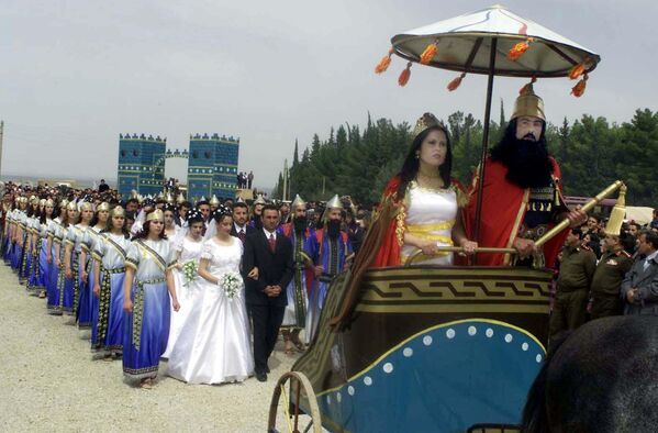 مشاركون في حفل زفاف جماعي في سوريا يرتدون ملابس ملوك آشوريين قدماء، في محافظة الحسكة 2002ـ ملوك آشور القدماء. - سبوتنيك عربي