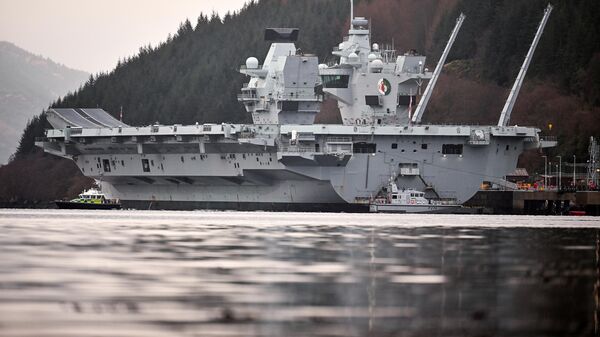 أكبر سفينة حربية بريطانية  تزور رصيف غلين مالان على بحيرة لونغ في اسكتلندا. - سبوتنيك عربي