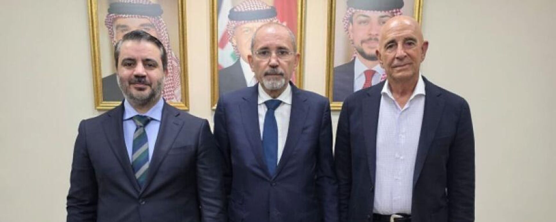 يميننا المبعوث الأمريكي الخاص إلى سوريا توماس بارك، وزير الخارجية الأردني أيمن الصفدي، وزير الخارجية السوري أسعد الشيباني. - سبوتنيك عربي, 1920, 12.08.2025