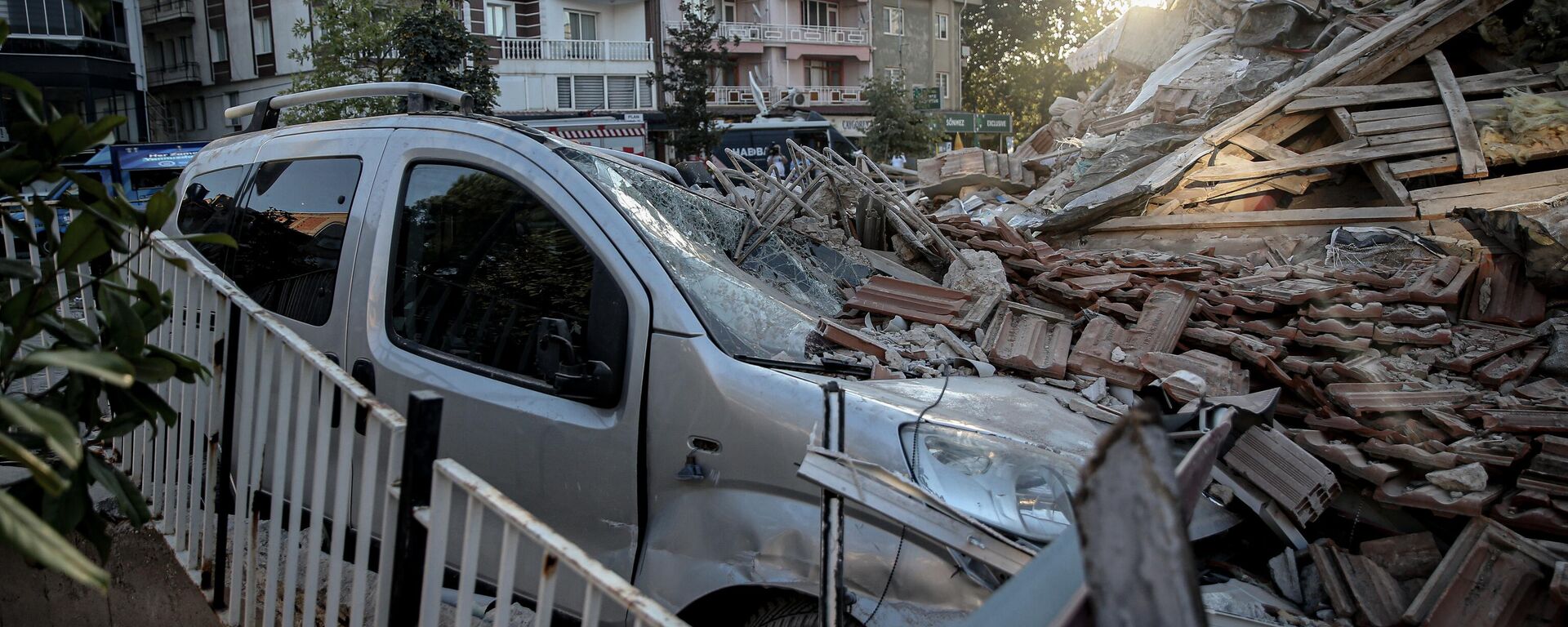 تُظهر الصورة مبانٍ مُدمّرة وسيارة، بينما تستمر جهود البحث والإنقاذ في مبنى منهار من ثلاثة طوابق بعد زلزال بقوة 6.1 درجة على مقياس ريختر في منطقة سينديرجي في باليكسير، تركيا، في 11 أغسطس/آب 2025. - سبوتنيك عربي, 1920, 11.08.2025