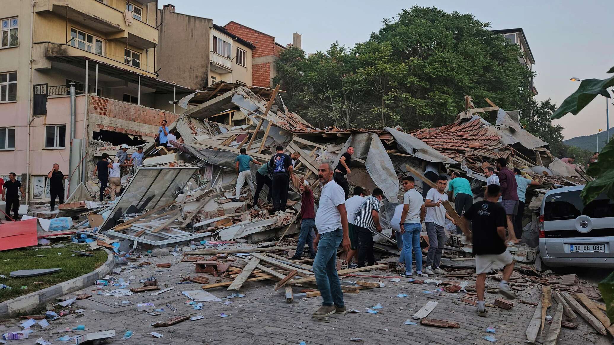 زلزال بقوة 6.1 درجة يهز منطقة سندقلي في ولاية بالق أسير التركية